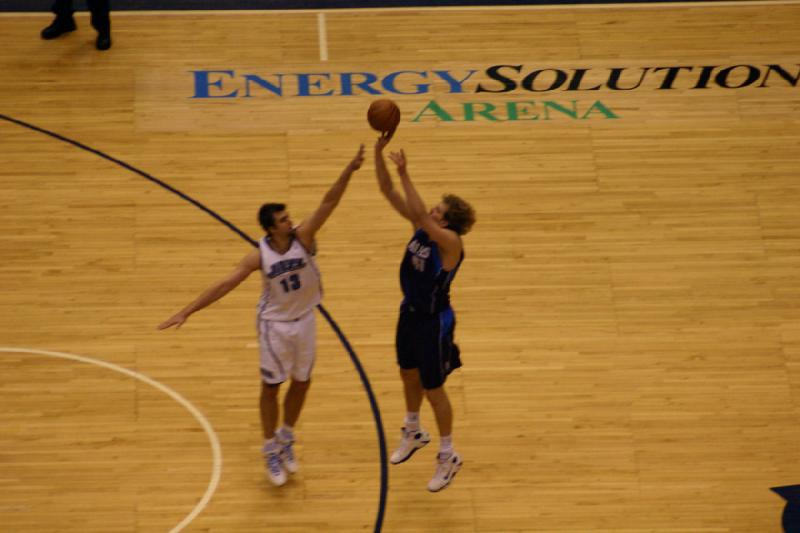 2008-03-03 20:32:02 ** Basketball, Utah Jazz ** Dirk Nowitzki gegen Mehmet Okur.