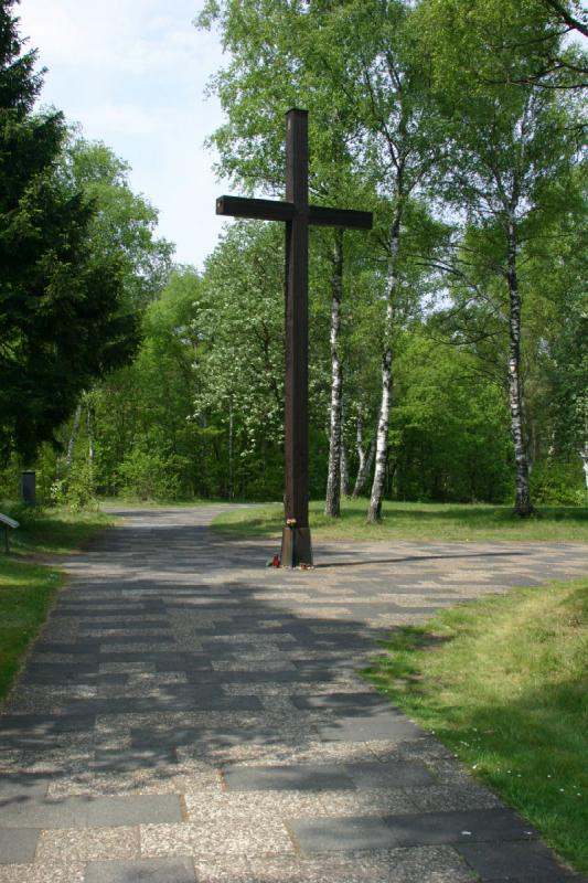 2008-05-13 12:15:34 ** Bergen-Belsen, Deutschland, Konzentrationslager ** Holzkreuz für die Opfer des Lagers.