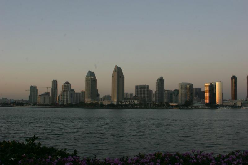 2008-03-21 19:02:40 ** San Diego ** The skyline of San Diego as seen from Coronado Island.