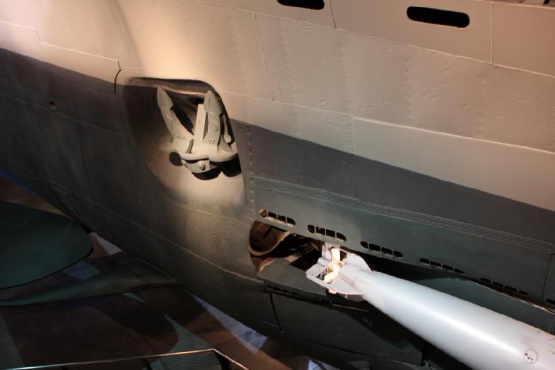 2014-03-11 09:36:40 ** Chicago, Illinois, Museum of Science and Industry, Typ IX, U 505, U-Boote ** Sowohl der Anker als auch der Torpedo sind Glasfasernachbauten.