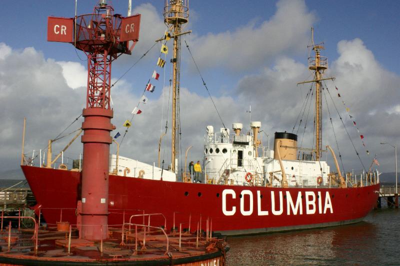 2006-01-28 14:43:50 ** Astoria, Oregon ** Discontinued light ship in the harbor of Astoria.