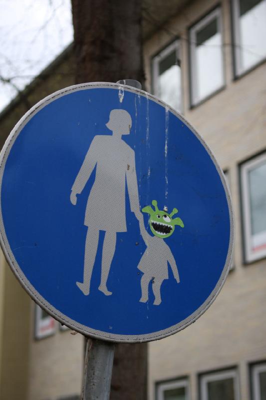 2010-04-16 17:12:40 ** Deutschland, Göttingen ** Ein Fußweg für Frauen mit außerirdischen Kindern.