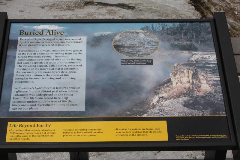 2009-08-03 11:38:28 ** Yellowstone Nationalpark ** Beschreibung des Randes von 'Excelsior Geyser Crater'.