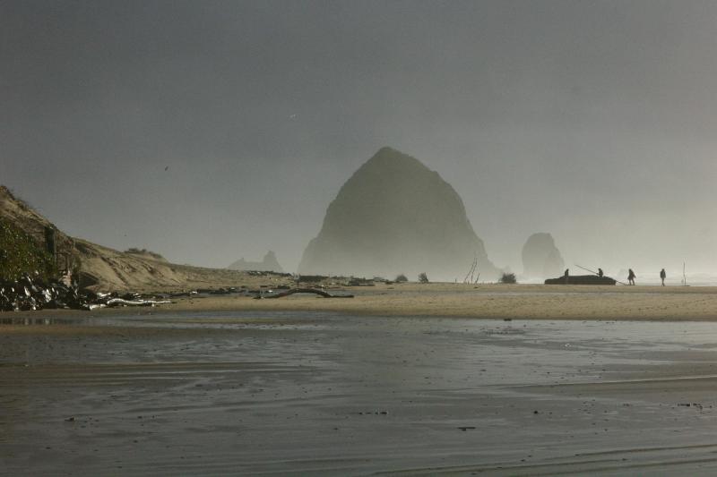 2006-01-28 16:48:52 ** Cannon Beach, Oregon ** In the distance is 'Haystack Rock'.